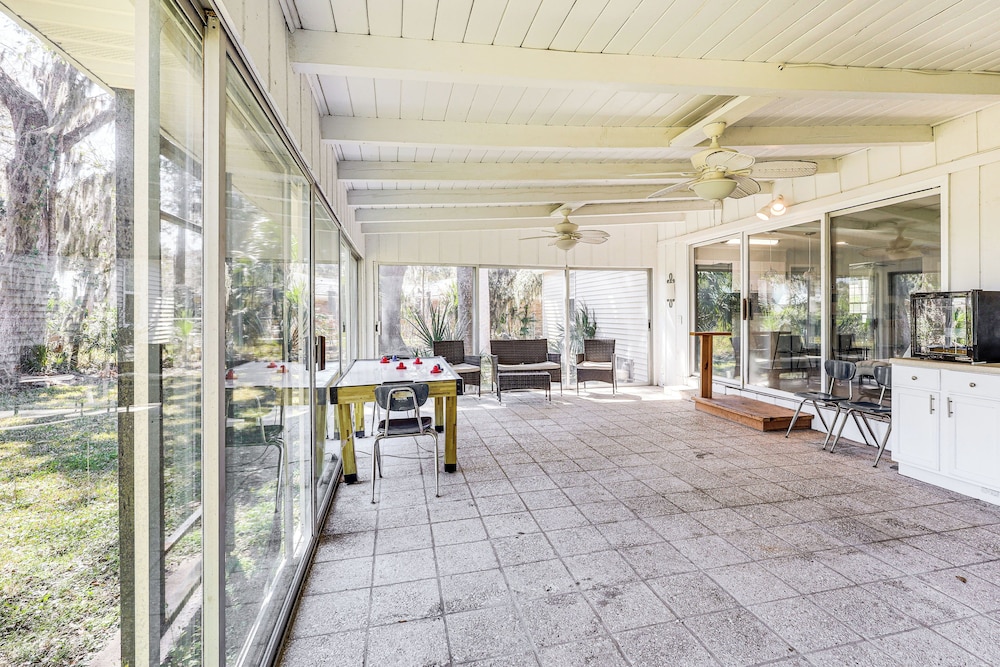 10 Mi to St Simons Island: Home w/ Screened Porch