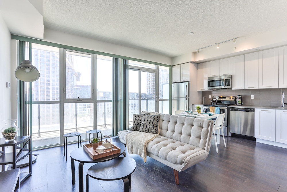 Modern Condo in Historic Fort York-2