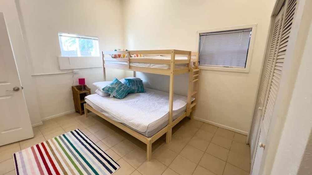 Fun Retro Island Vibe Sleeps 17 Beach 1 Block 4 Bedroom Home