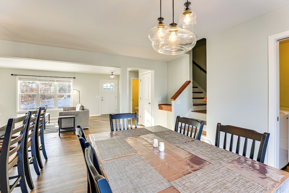 10 Mi to Dtwn Madison: Home w/ Large Yard!