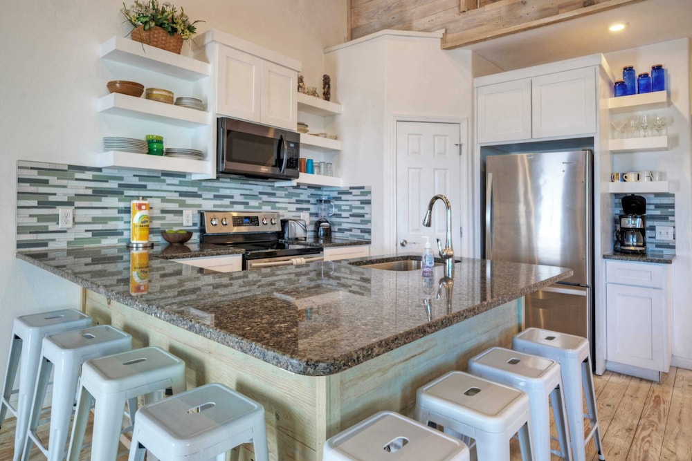 2 Homes on the Bay, Shared Waterfront Pool + Boat Dock Laguna Village Paradise