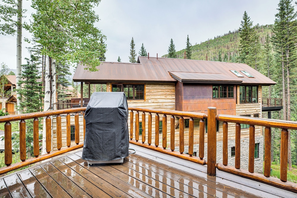 Stunning Views! Ski-in/out Mountain Village Cabin