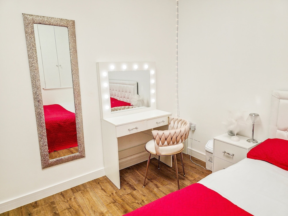 Cleave House - Stylish & Chic 3 Bed House Mins From Central London