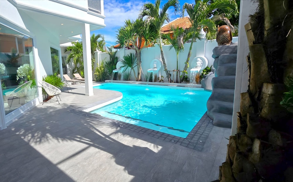 NEBULAND Luxury Pool Villa Pattaya Walking Street