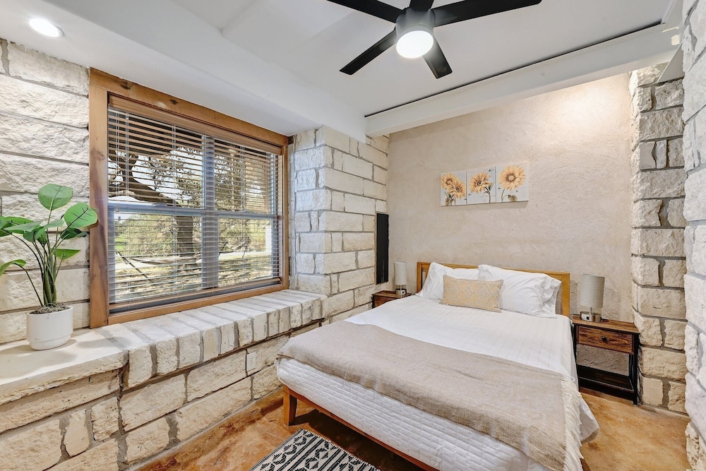 Luxury Lakefront Escape on Lake Travis