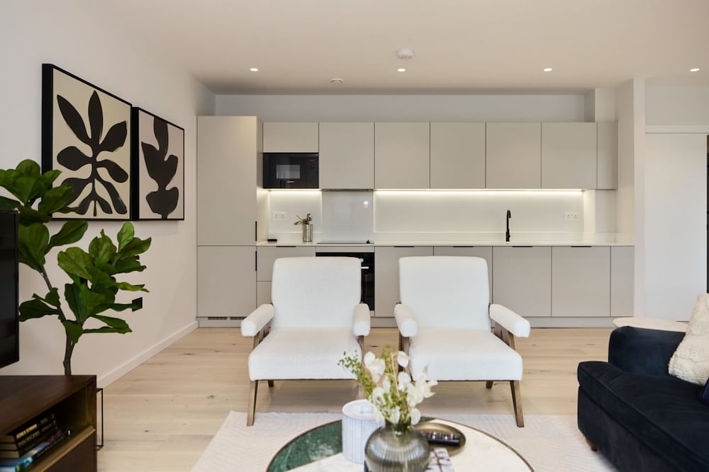 The Brondesbury Place - Bright 2bdr Flat With Balcony Parking