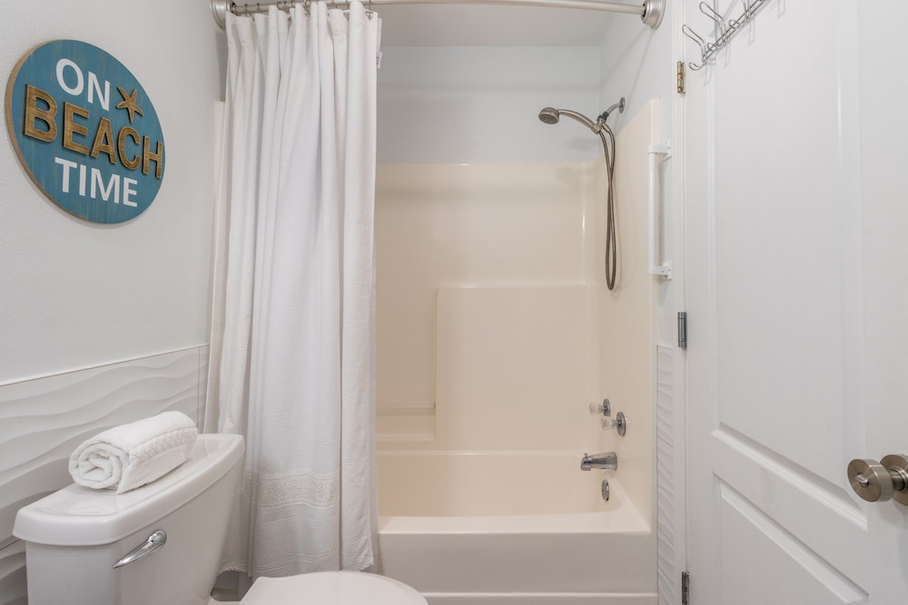 Destin Dolphin by Avantstay 2 Mins Walk To Beach w Pool Large Outdoor Entertaining Area