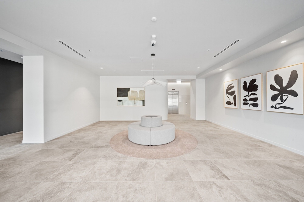 Apartment With Gym and Indoor Pool Access