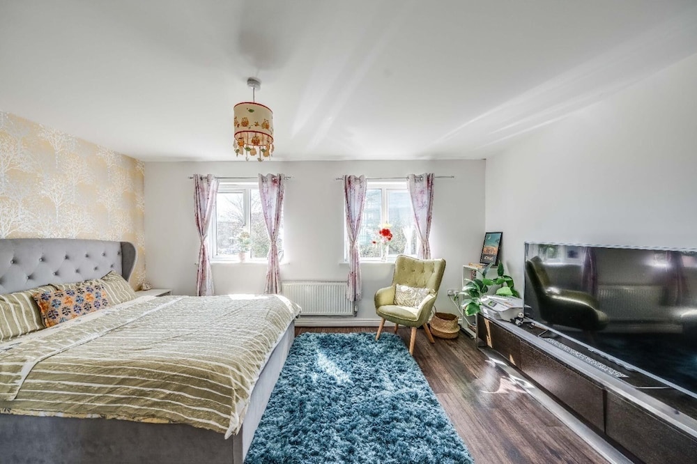 Dartford 3-bed House, Sleeps 7, 10 Mins to Station