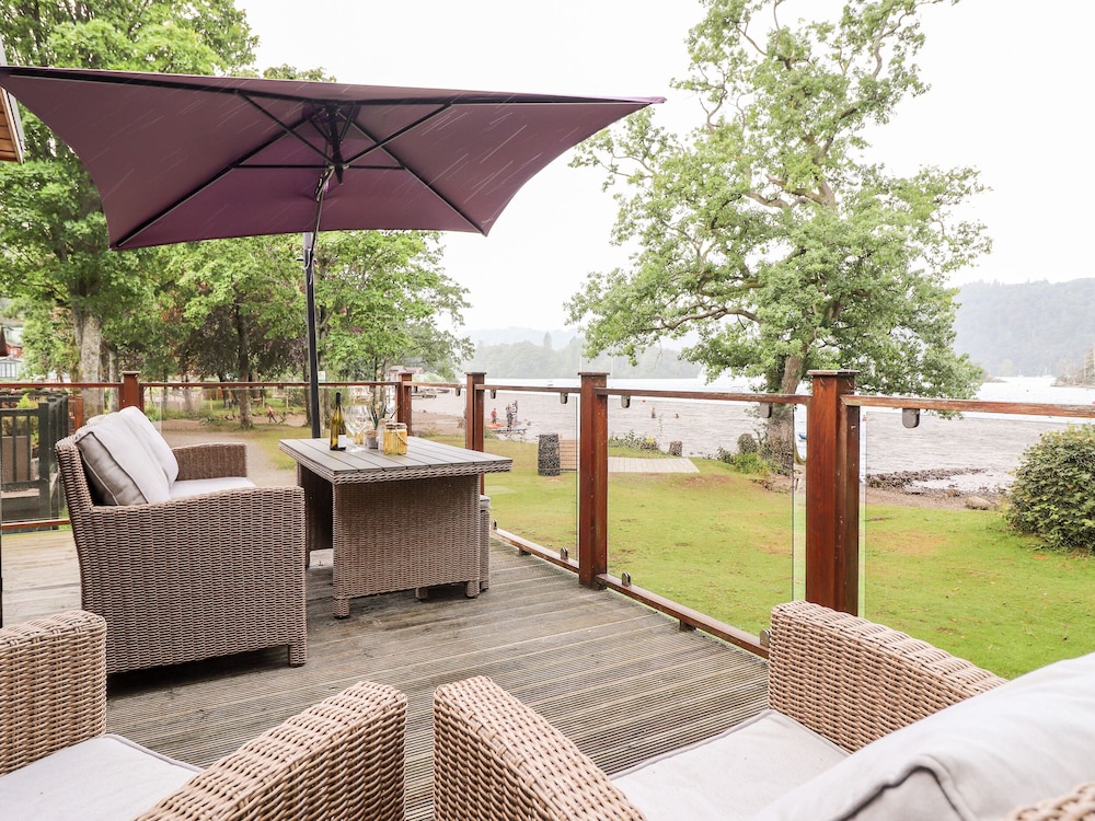 Loubi's Lakeside Lodge