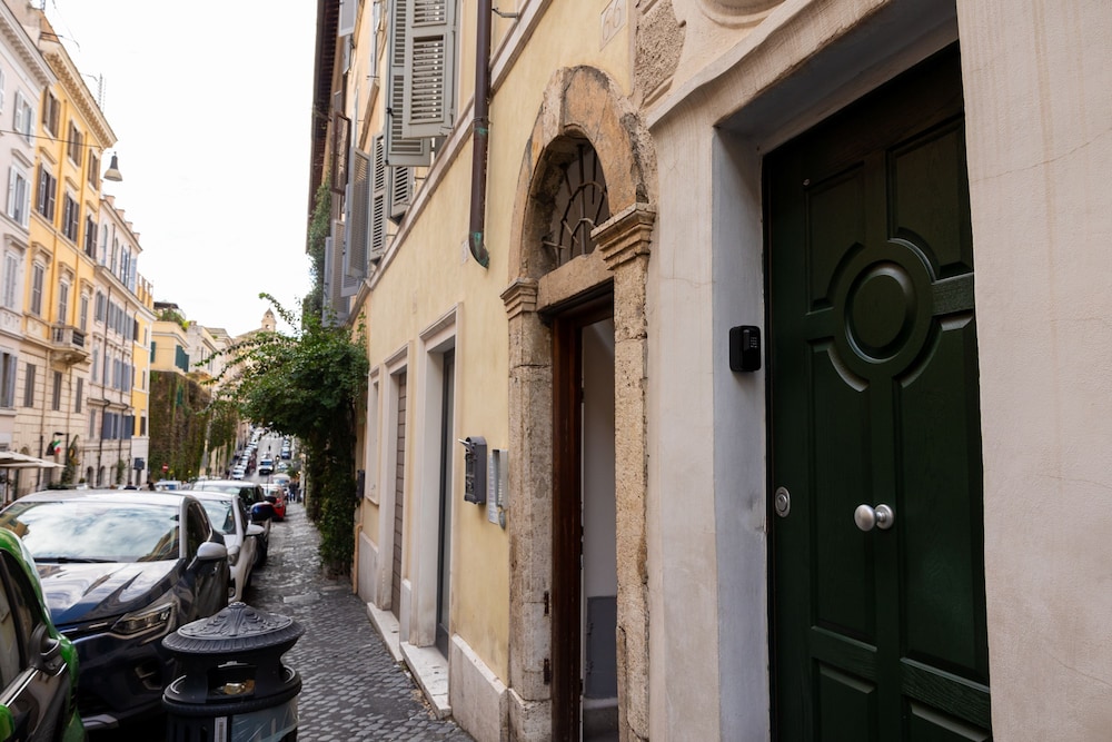 Domus Lxvii Monti in Rome