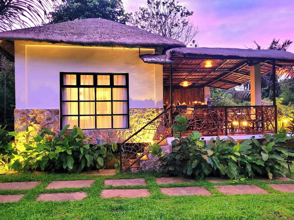 Modern Bahay Kubo Near Tagaytay - Casita Anahaw