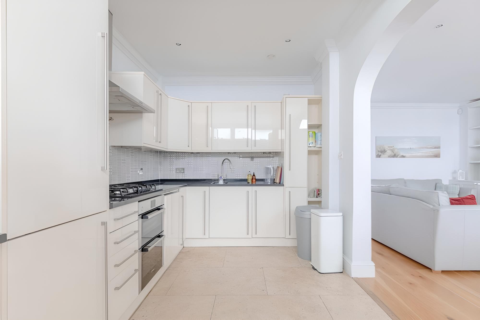 Central & Stylish 2BD Home Near Kensington Gardens