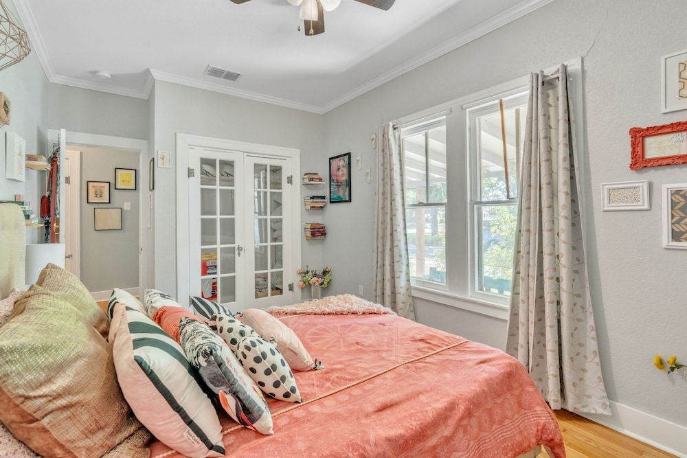 Bright & Fun 3br Cozy Nook 3 Bedroom Home by RedAwning view 5