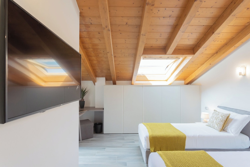 Dream Lake Apartments by Rent all Como