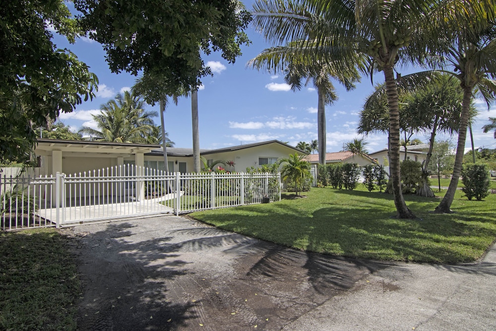 Waterfront Oasis w/ Enclosed Pool! - Image 4