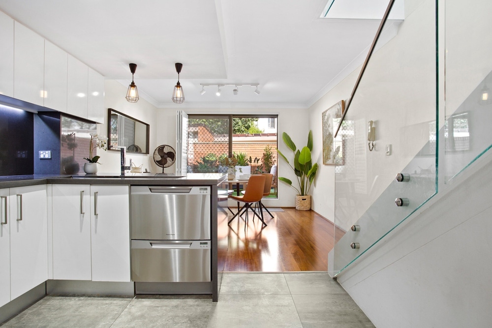 Elegantly Modern 2-bed In The Heart of Chippendale
