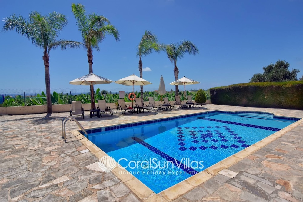 Family Villa Short Walk To Coral Bay Strip 5 Min and Pub, Shops etc