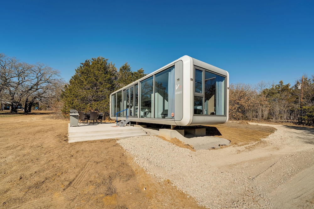 8 Mi to Lake Access: Futuristic Capsule Hideaway!