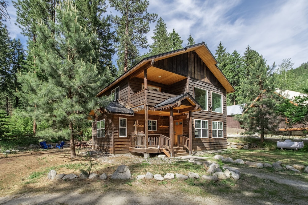 Just Plain Getaway 3 Bedroom Home by NW Comfy Cabins by RedAwning view 2