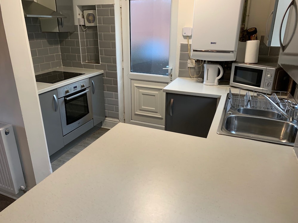 Bridge House 5 Beds up to 8 People Contractors Reunions Long or Short Stays view 4