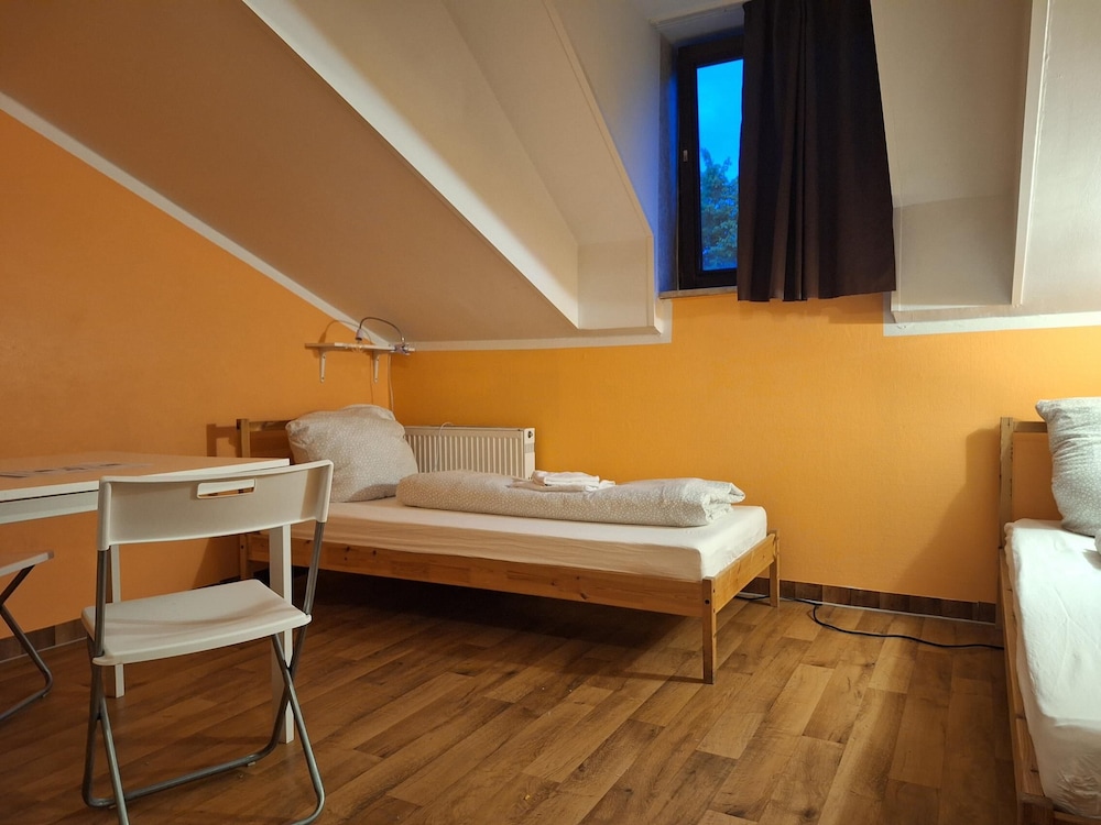 2-Rent Group Hostel Rooms AUB162