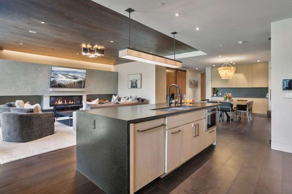203 - Three Bedroom Deluxe One Empire Pass 3 Condo
