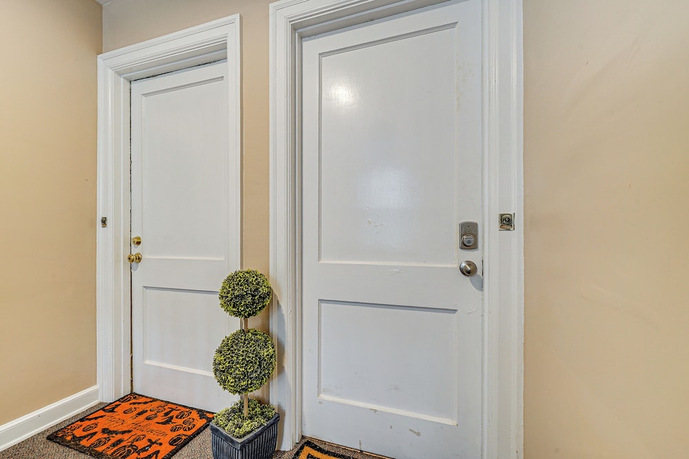 8 Mi to Beach: Cozy Condo Getaway in Wilmington!