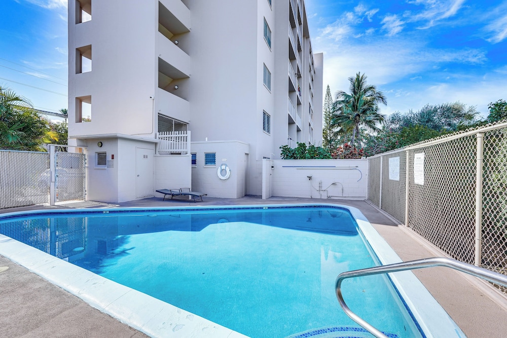 Kailua-kona Condo w/ Balcony: Walk to the Beach!