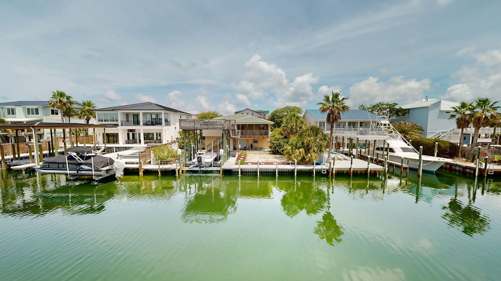 Canal Breeze Cottage 4 Bedroom Home