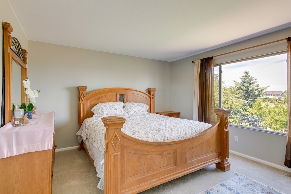 Spacious Aurora Home: 20 Mi to Downtown Denver!