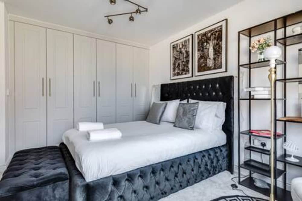 Stylish 4-br House With 3 Ensuite Free Parking