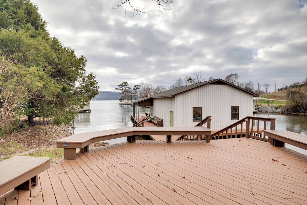 Lake Guntersville Getaway w/ Shared Boat Dock!