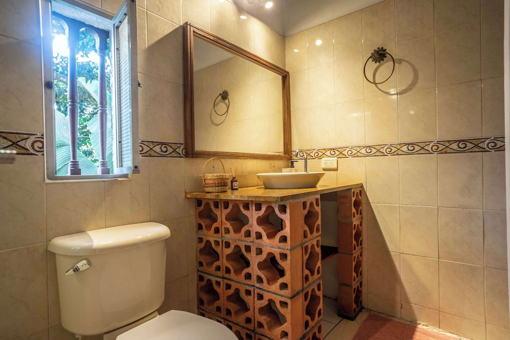 w Bright Colonial 5BR House With Balcony