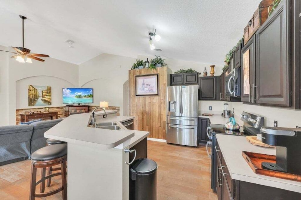 Large 4 bedroom Pool Home With Relaxing Vibes 4 Villa