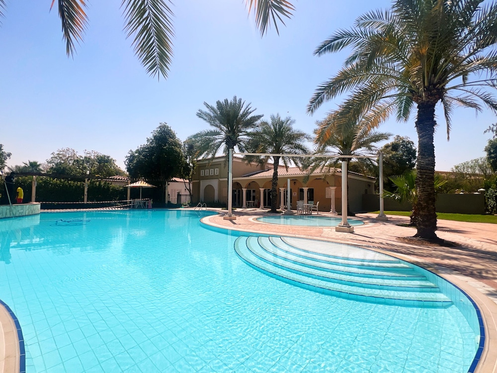 Artsy 4BR DIP Villa w Community Pool Gym