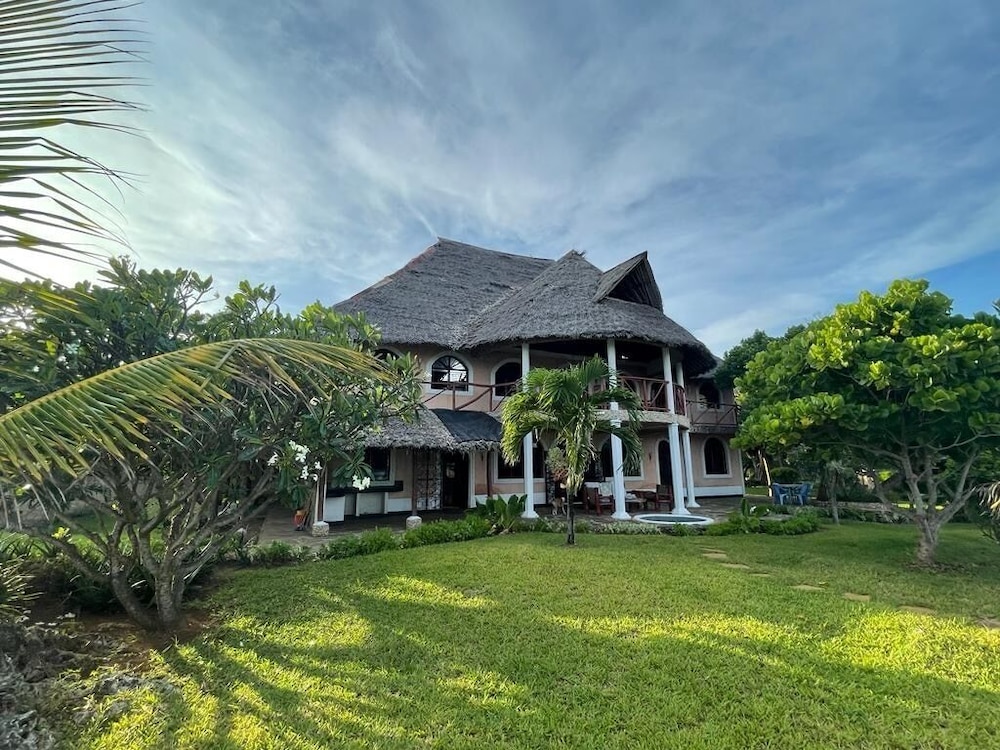 Room in Guest Room - 38m2 Turtle Suite in a 560 m2 Villa, Indian Ocean View