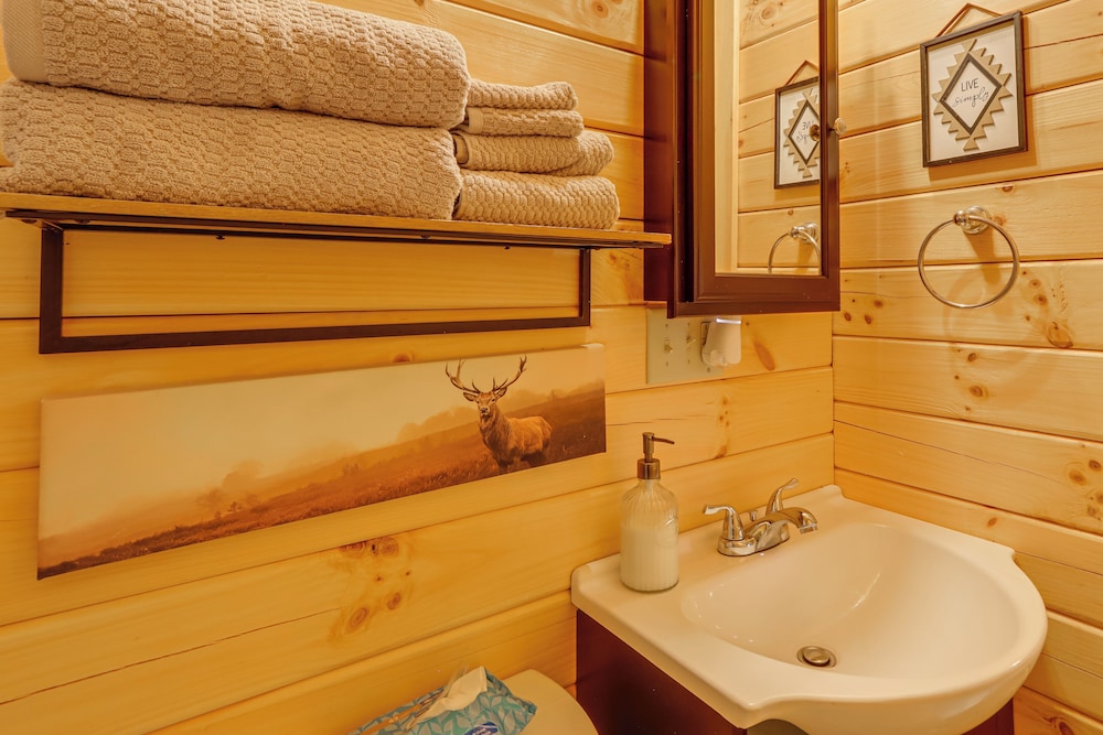 15 Mi to Blue Ridge: Forested Cabin w/ Decks!