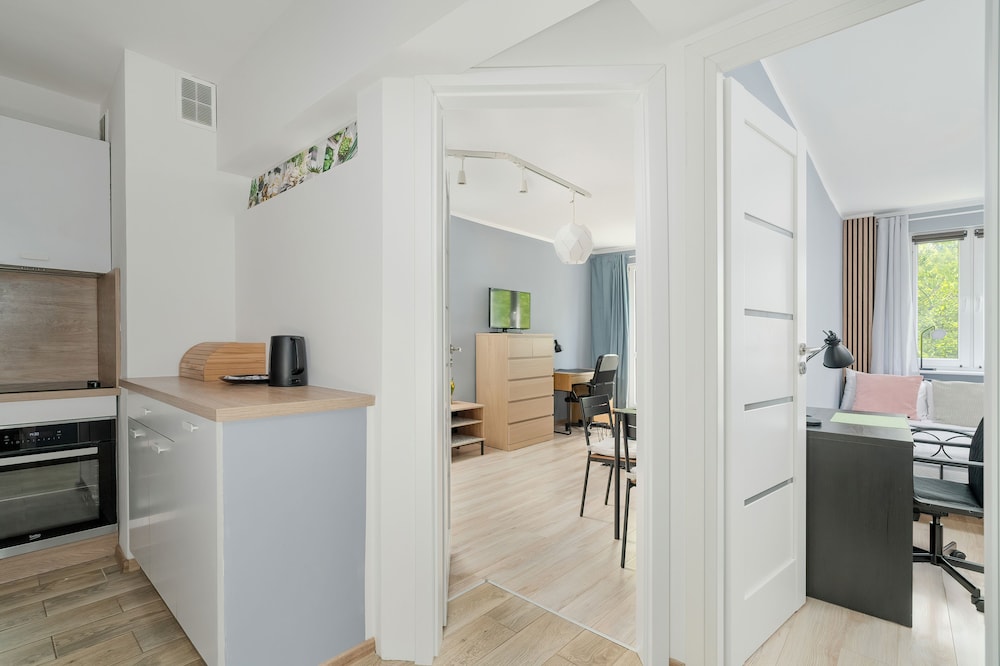 Poznan Apartment With 2 Desks by Renters