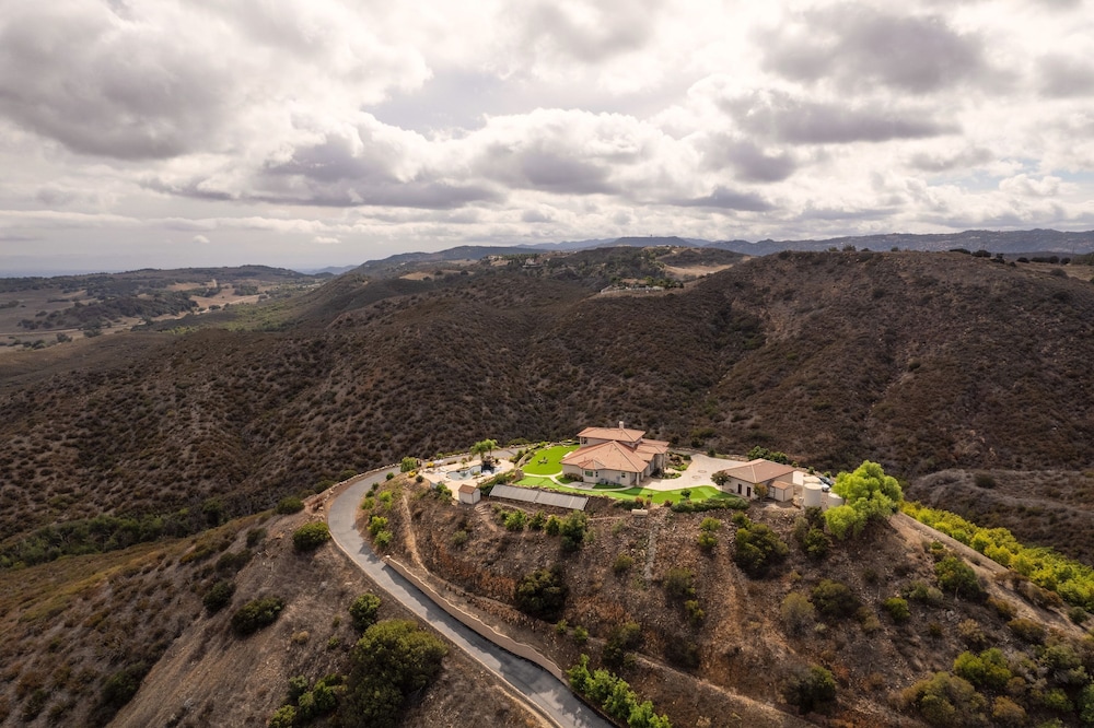 Colina by Avantstay Secluded Mountain Top Oasis w Pool Hot Tub Putting Green