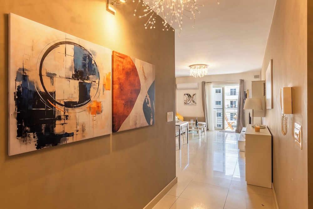 Modern and Comfortable Apart Savoy Garden