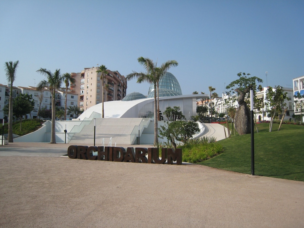 Beautiful Townhouse, Internet, Air Con, 5 Guests view 2