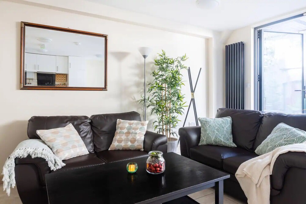 Stylish 2 Bedroom Apartment in the Heart of Shepherds Bush