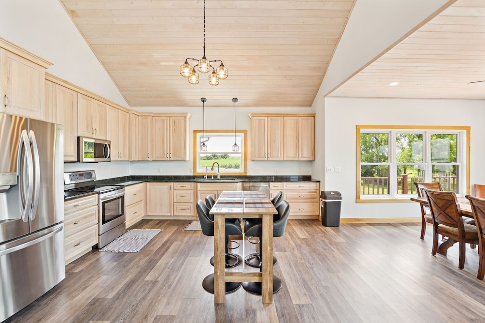 Lakeside 4br Retreat Private, Peaceful & Scenic 4 Bedroom Villa