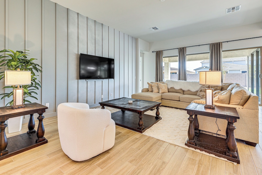 Getaway w/ Fenced Yard: 4 Mi to Phoenix Raceway