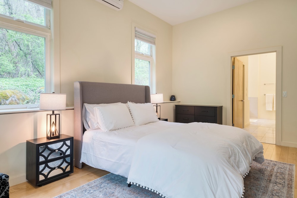 Woodland Zen by Avantstay Modern Design + Patio