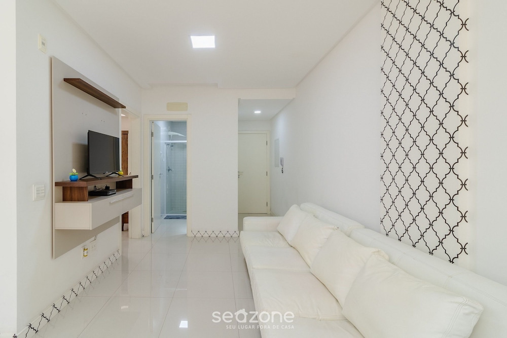 1BR Apt w/ Pool 650m From Beach Pdn0113