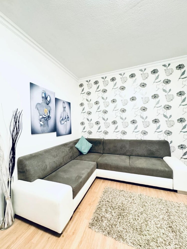 7 private Rooms in a spacious Villa