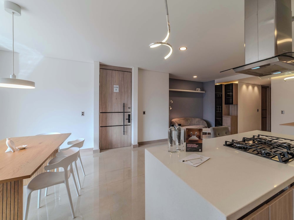 w Elegant 3BR w Outdoor Balcony