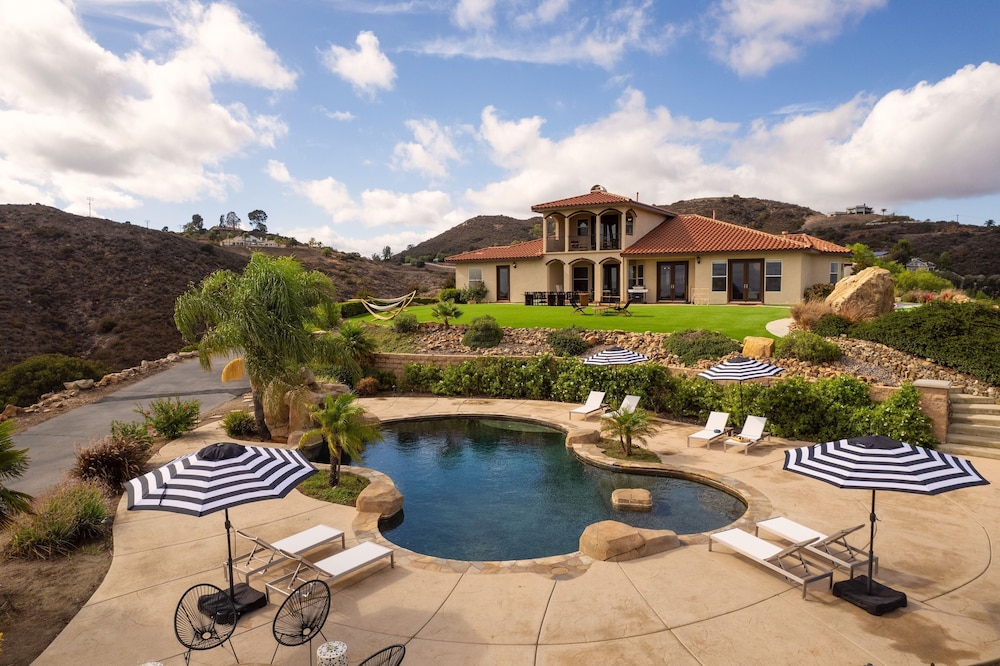 Colina by Avantstay Secluded Mountain Top Oasis w Pool Hot Tub Putting Green